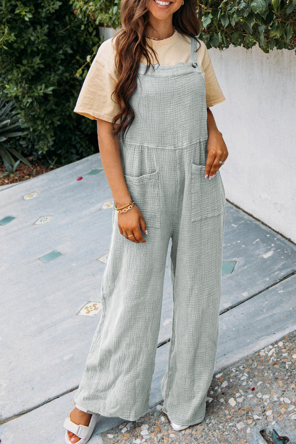 Grauer strukturierter overall mit weitem bein und taschen