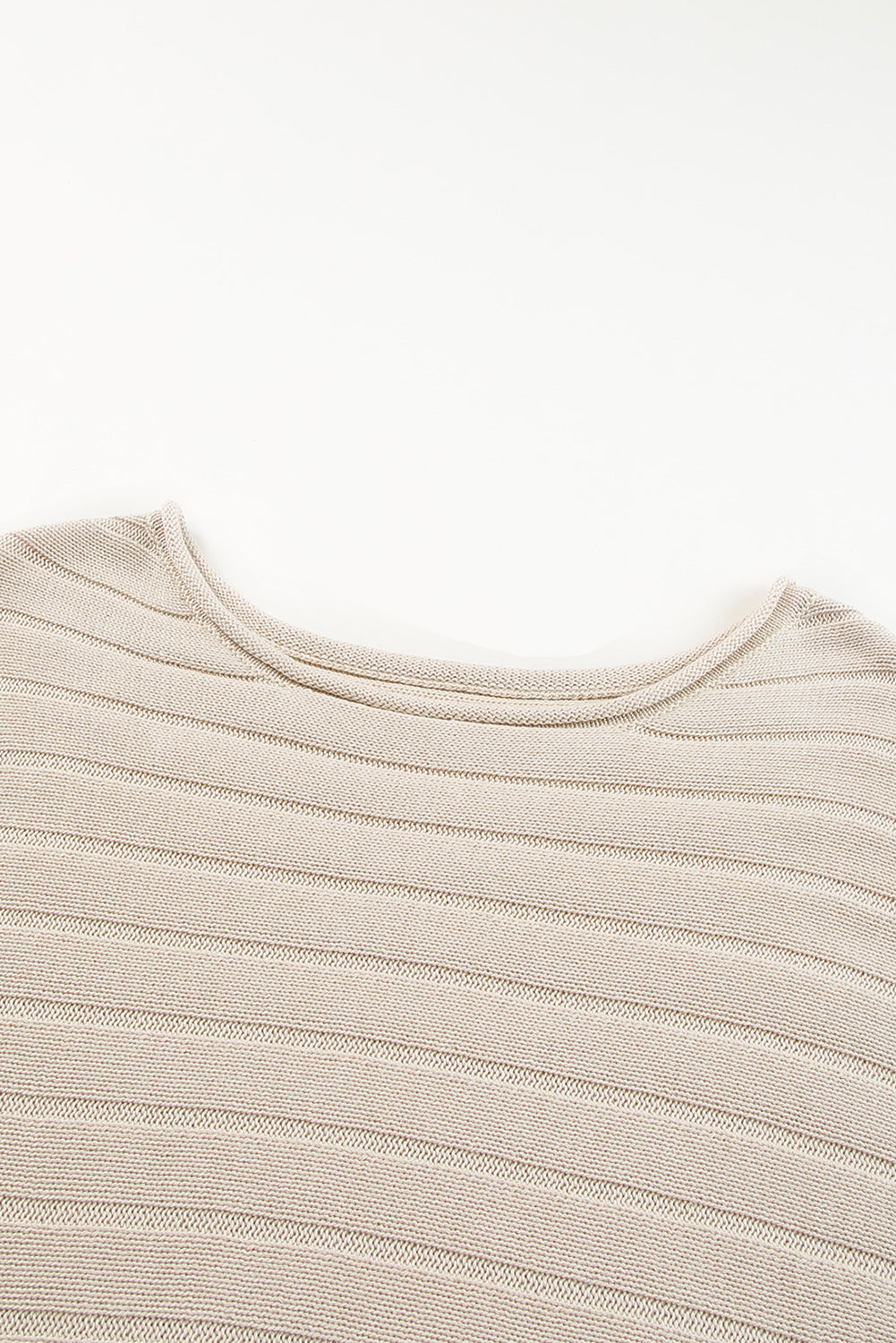 Aprikosenfarbener rippenstrickpullover mit offener naht