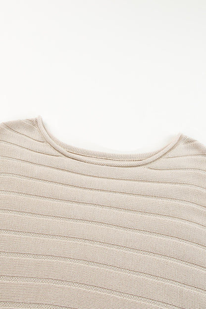 Aprikosenfarbener rippenstrickpullover mit offener naht