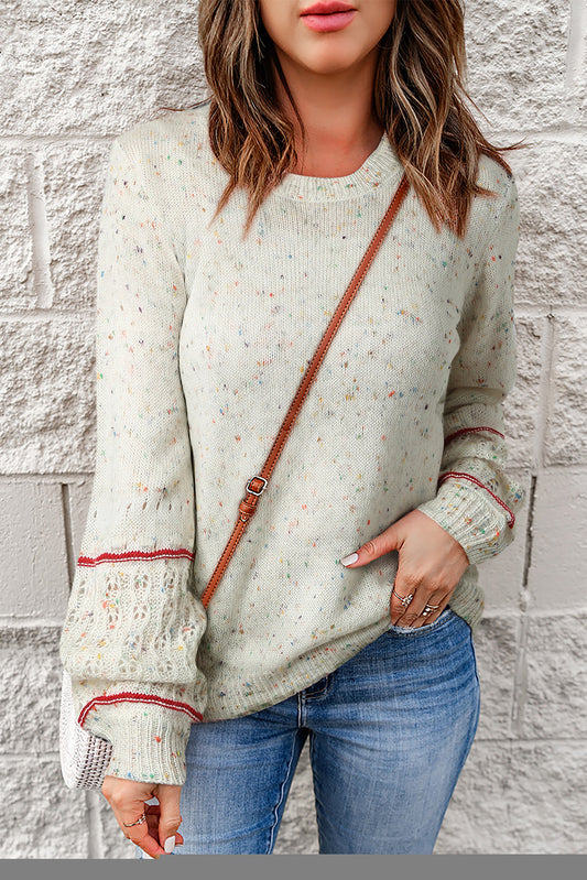 Weißer pullover mit pilling-detail und gemusterten ärmeln