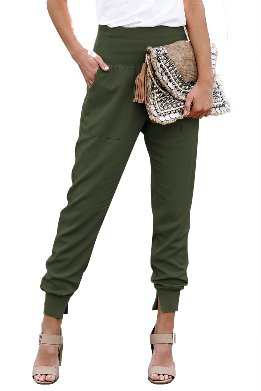 Grüne freizeit-jogger mit taschen