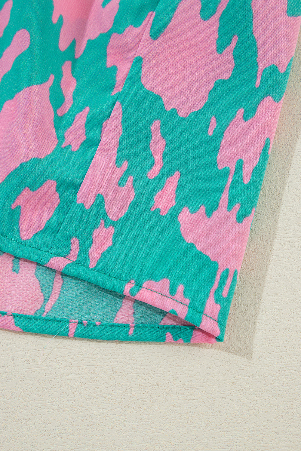 Grünes abstraktes Kleid mit Puffärmeln und geknotetem Halsausschnitt