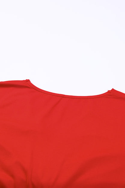 Feurig rotes langärmeliges wickelkleid mit gerüschtem v-ausschnitt und bodycon-kleid