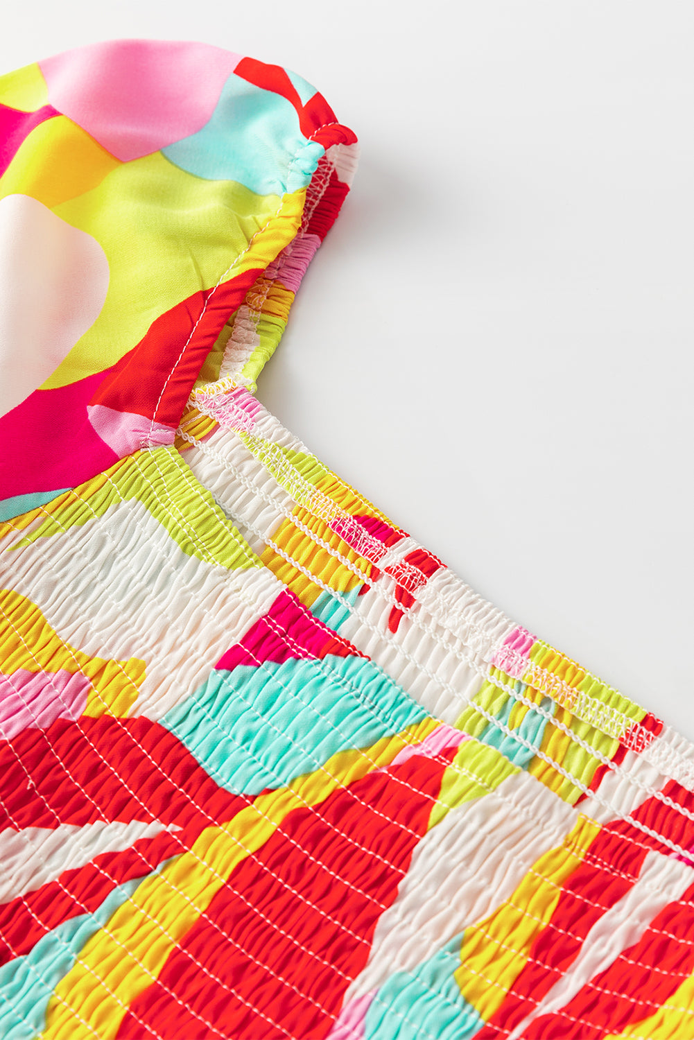Abstraktes kleid mit puffärmel und quadratischem halsausschnitt in mehreren farben
