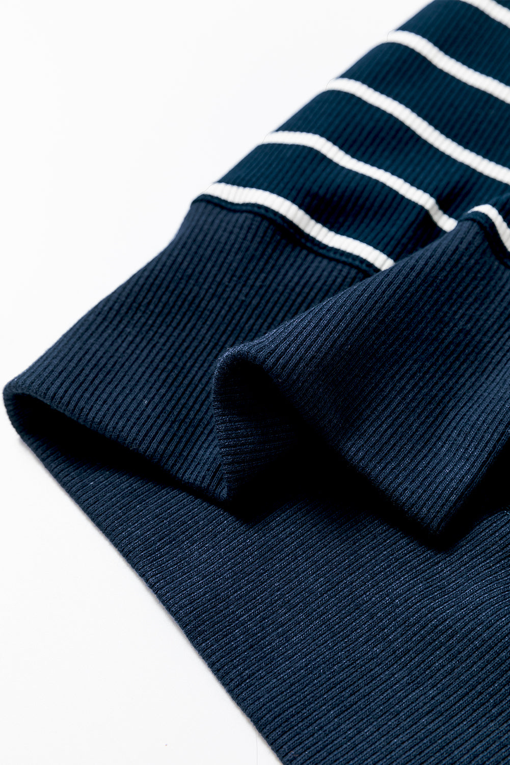 Marineblaues minikleid mit rollkragen und kapuzenärmeln