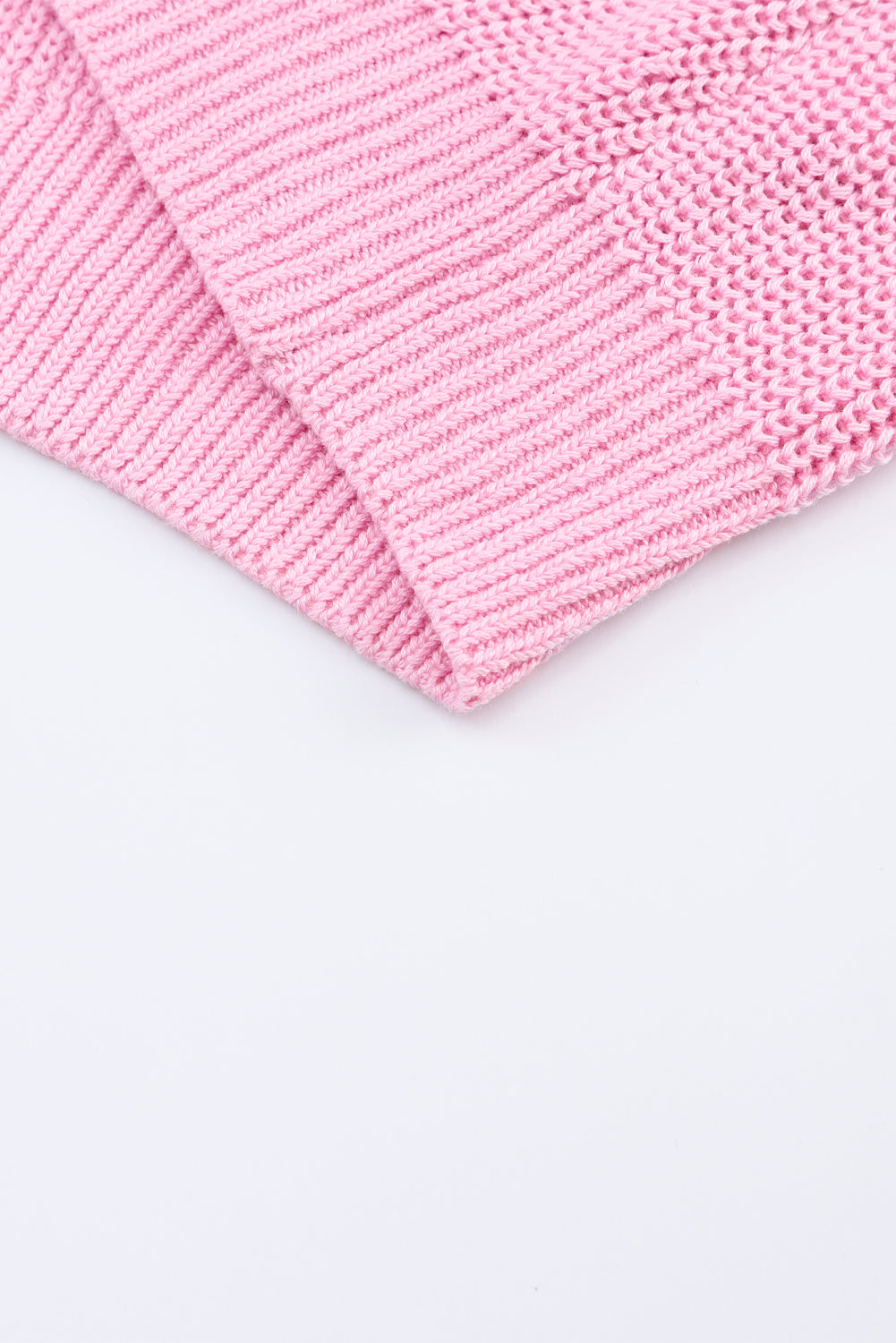 Rosa pullover mit v-ausschnitt aus rippenstrick