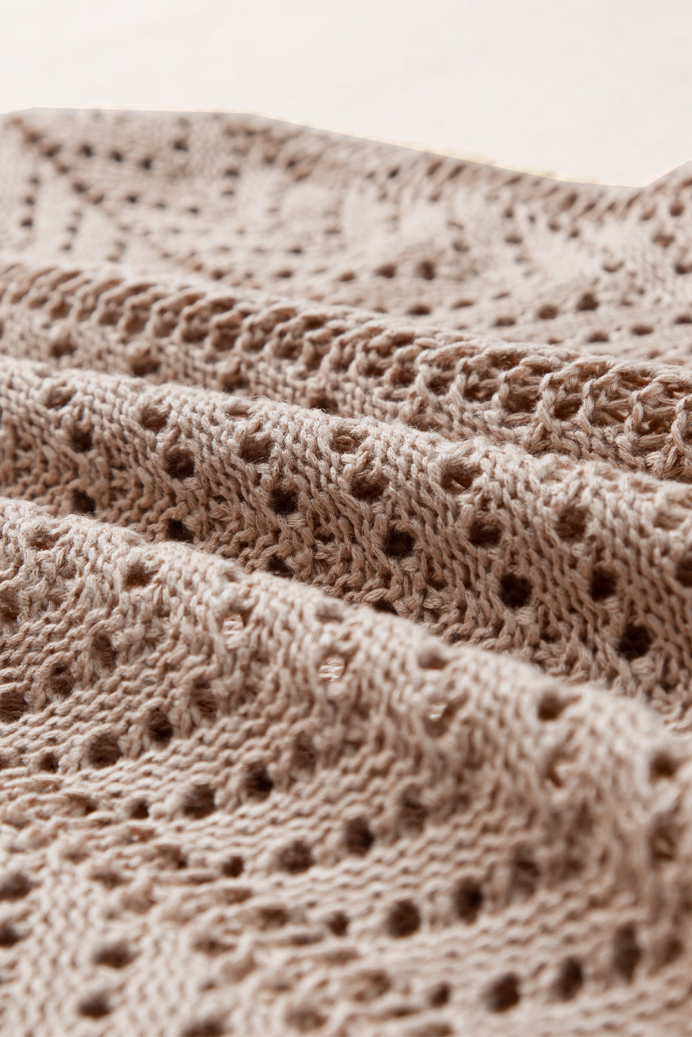 Blass khakifarbene häkelstrickweste mit überschnittenem saum und v-ausschnitt