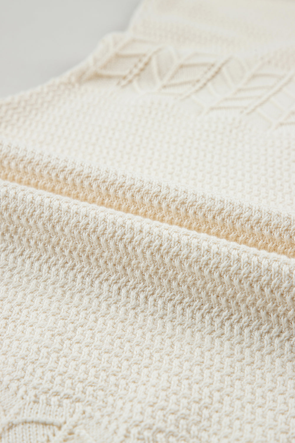 Beigefarbenes strickkleid ohne ärmel mit mischstruktur
