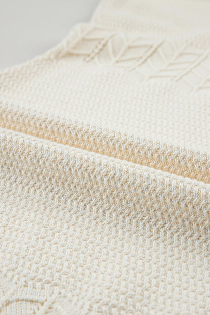 Beigefarbenes strickkleid ohne ärmel mit mischstruktur