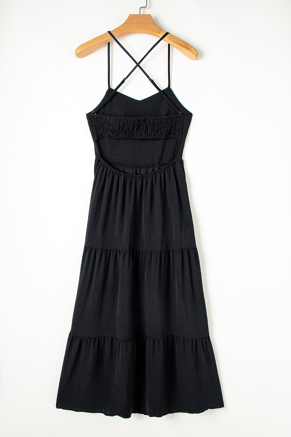 Schwarzes rückenfreies, gestuftes Maxikleid mit Crossover-Rückenausschnitt