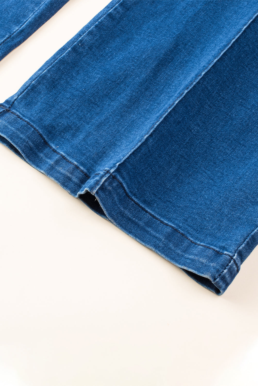 Blauer spaghetti-riemen kerbe v denim jumpsuit
