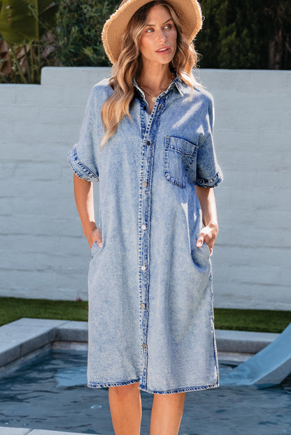 Hellblaues lockeres Hemd mit kurzen Ärmeln und mittlerer Waschung Chambray-Kleid
