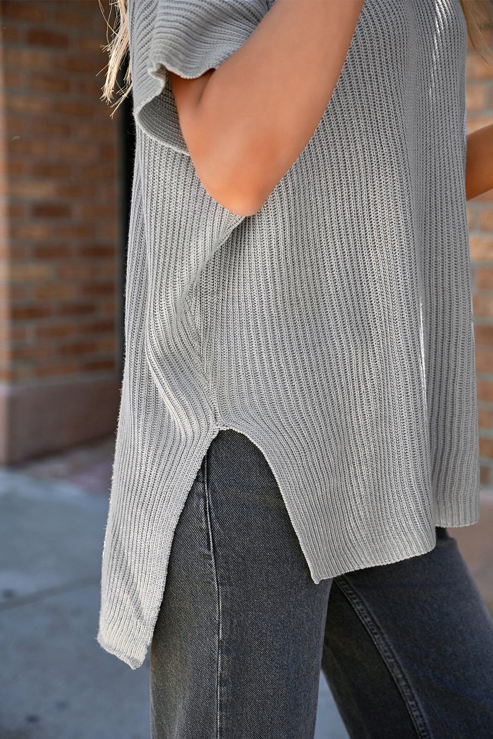 Grauer pullover mit kurzen ärmeln und seitenschlitz in übergröße