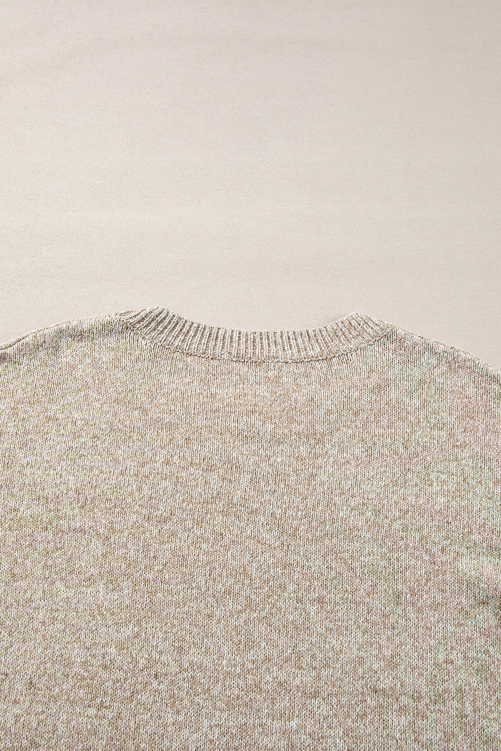 Khakifarbener pullover mit sternchenmuster und tropfenschulter
