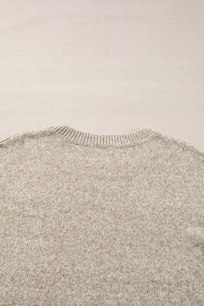 Khakifarbener pullover mit sternchenmuster und tropfenschulter
