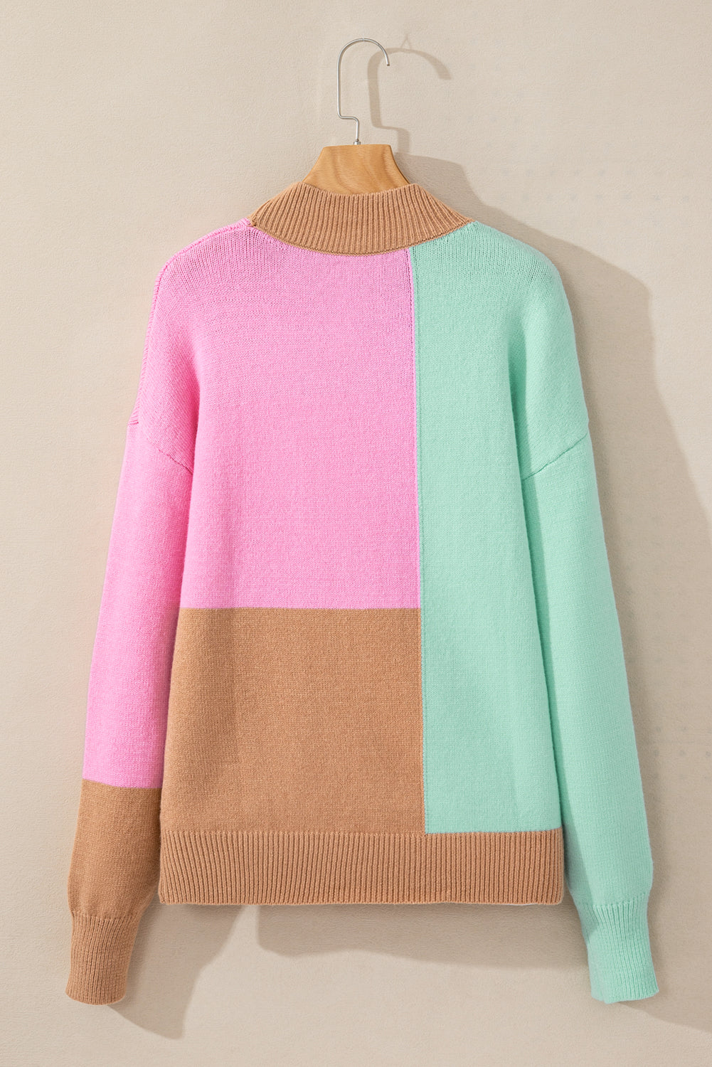 Mehrfarbiger colorblock-pullover mit geripptem halsausschnitt
