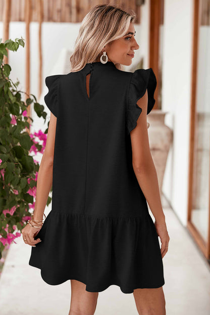 Schwarzes shiftkleid mit rundhalsausschnitt und flatterärmeln