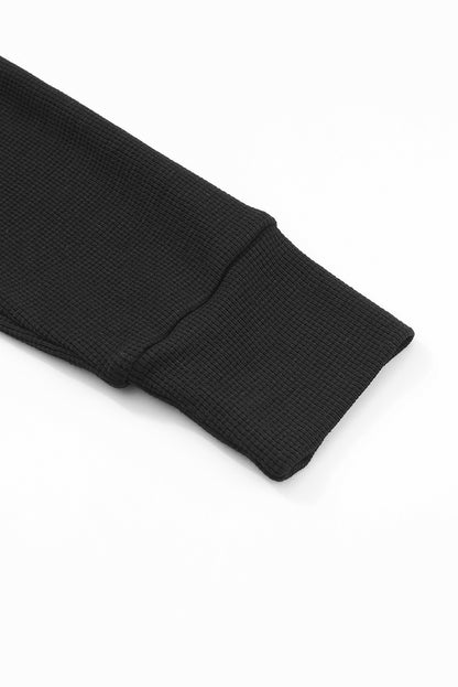 Schwarze thermo-waffelstrick-strickjacke mit taschen