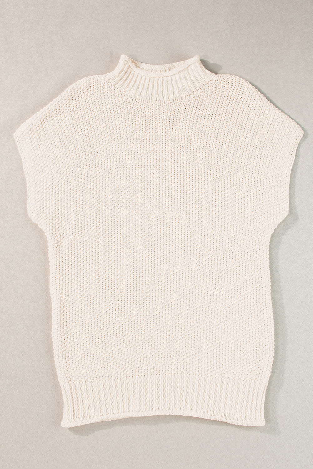 Beigefarbener fledermaus-kurzarmpullover mit hohem halsausschnitt