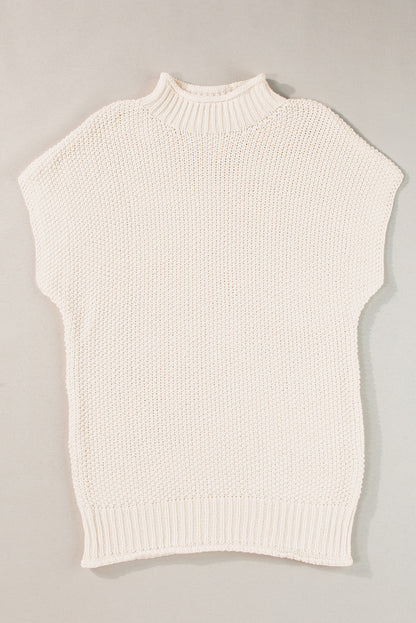 Beigefarbener fledermaus-kurzarmpullover mit hohem halsausschnitt