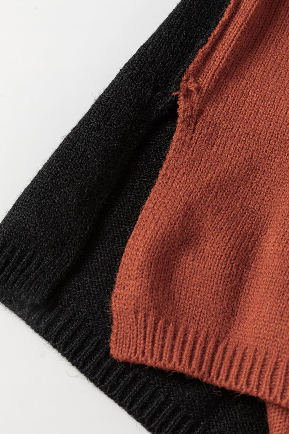 Clay roter farbblock-rollkragenpullover mit tropfenschulter-strickpullover