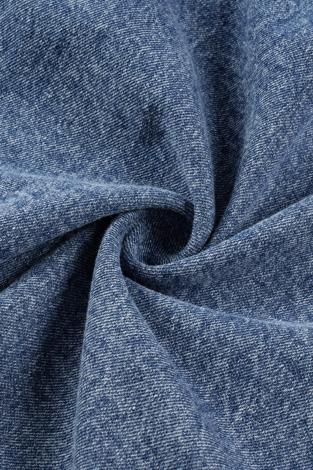 Blaue mineralwaschung ärmelbündchen mit ausgefranstem saum denim-kleid