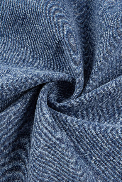 Blaue mineralwaschung ärmelbündchen mit ausgefranstem saum denim-kleid