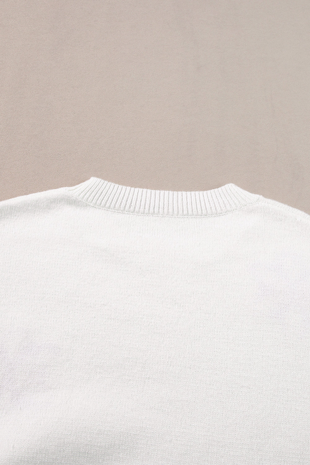 Weißes blumenmuster gerippter rand eleganter pullover