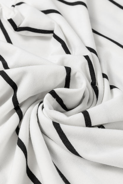 Weißes, gestreiftes, ärmelloses maxikleid mit schlitzen und offenem rücken