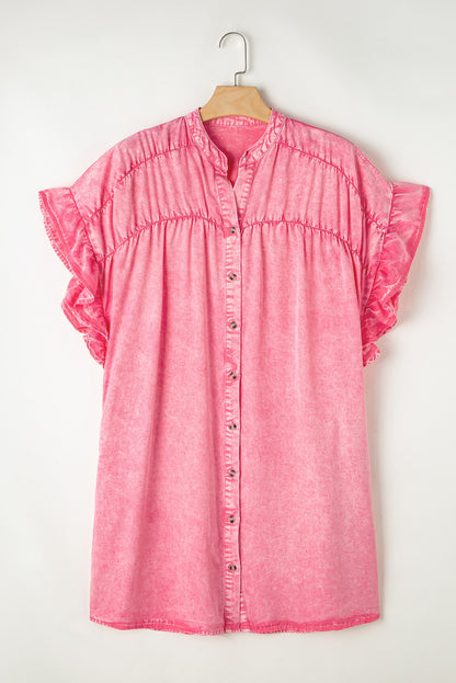 Rosa gerüschtes minikleid aus denim mit kurzen ärmeln und knöpfen