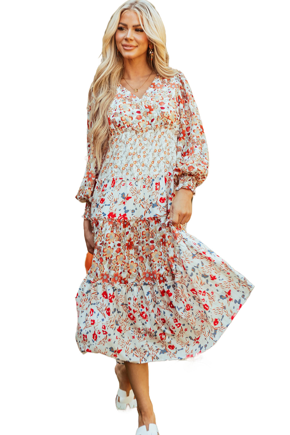 Khakifarbenes langarm-midikleid mit blumenmuster und gerafftem v-ausschnitt