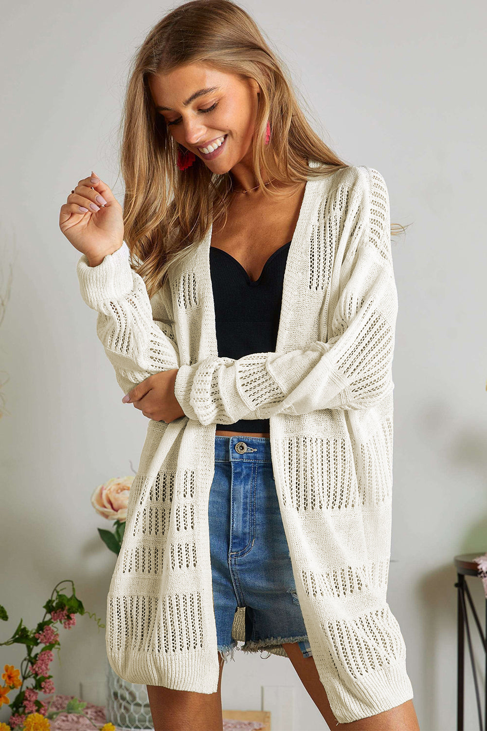 Weiße, einfarbige, leichte, offen gestrickte tunika-strickjacke