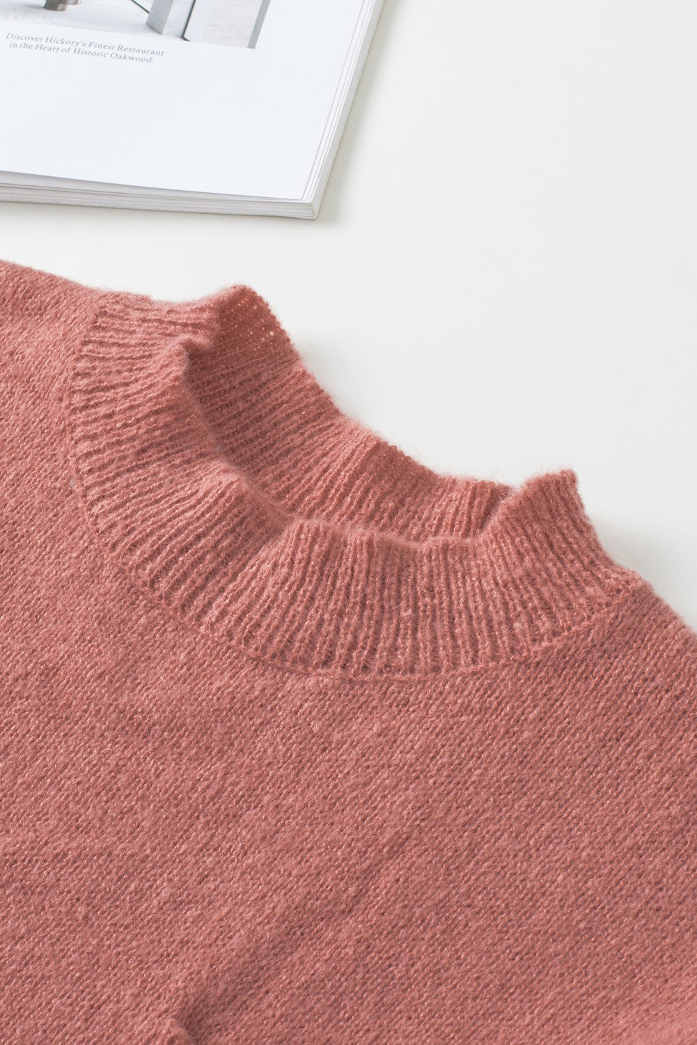 Unifarbener pullover mit puffärmeln und taschen