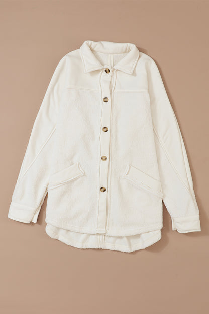Beige knopfleiste mit nähten tasche rohsaum jacke