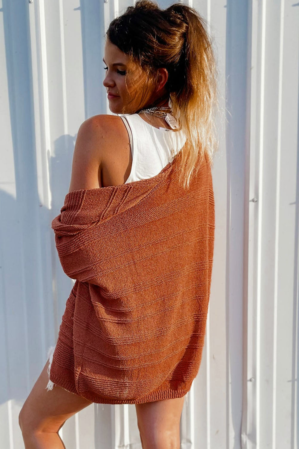 Tomatenrote strickjacke mit taschen und offener vorderseite aus strukturiertem strick