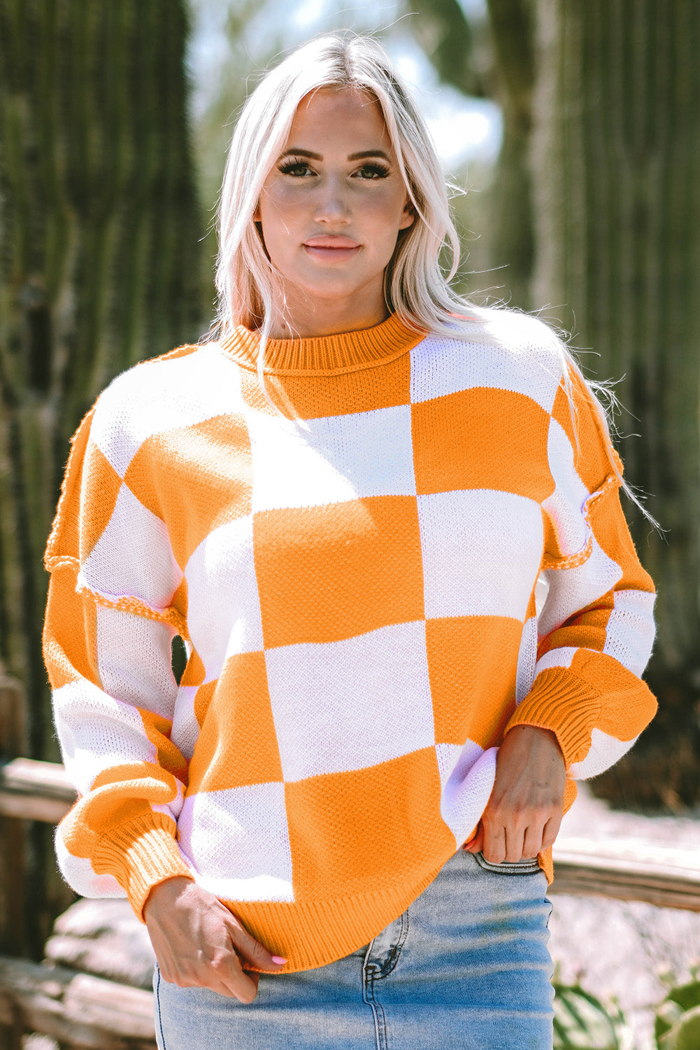 Orange karierter pullover mit läuferärmeln