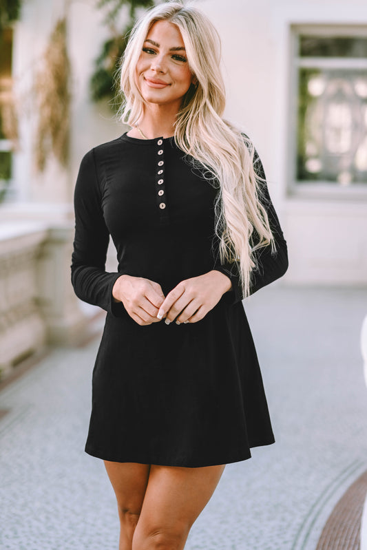 Schwarzes solides langärmeliges henley-kleid