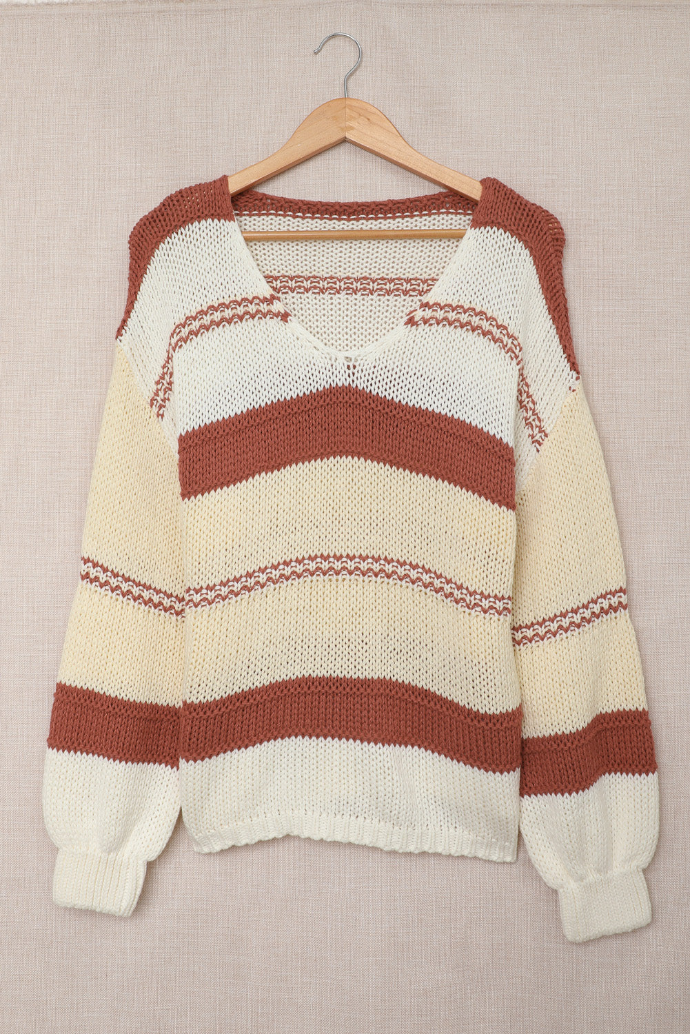 Pullover mit v-ausschnitt und gestrickten laternenärmeln
