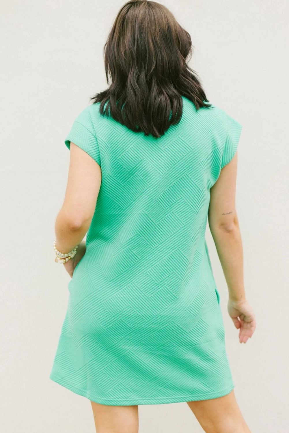 Mintgrünes strukturiertes t-shirt-kleid mit langen ärmeln