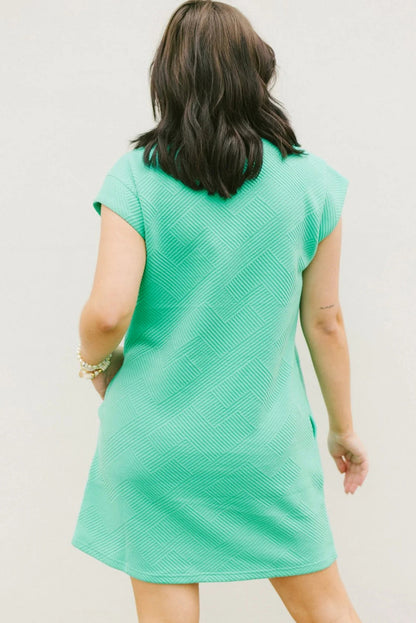 Mintgrünes strukturiertes t-shirt-kleid mit langen ärmeln