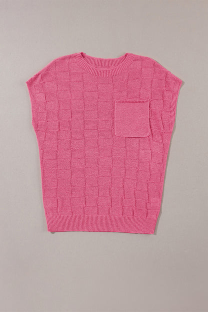 Leuchtend rosafarbener strickpullover mit kurzen ärmeln und gitterstruktur