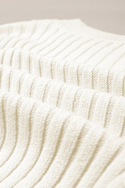 Weißer strickpullover mit zopfmuster