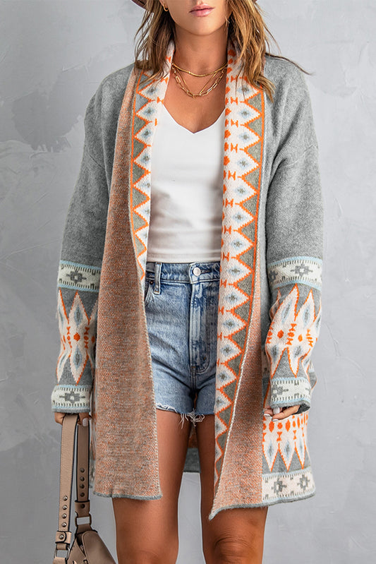 Graue strickjacke mit aztekenmuster und offener vorderseite