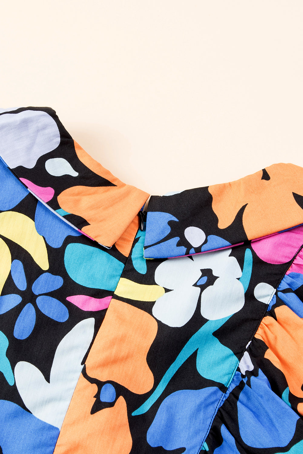 Blaues ausgestelltes Kleid mit geteiltem Halsausschnitt und Blumenmuster