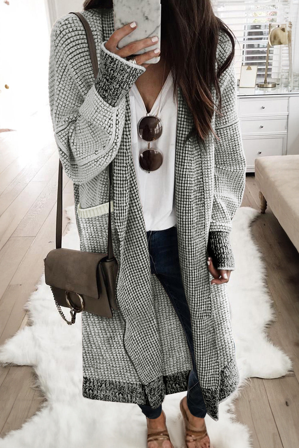 Grauer strukturierter strick-cardigan mit taschen