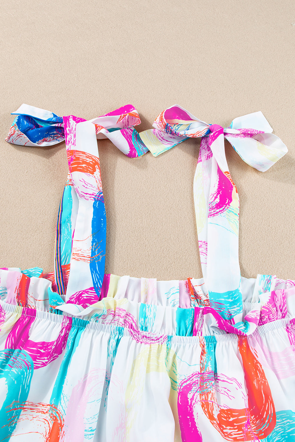 Weißes minikleid mit abstraktem druck und geknoteten trägern mit rüschen