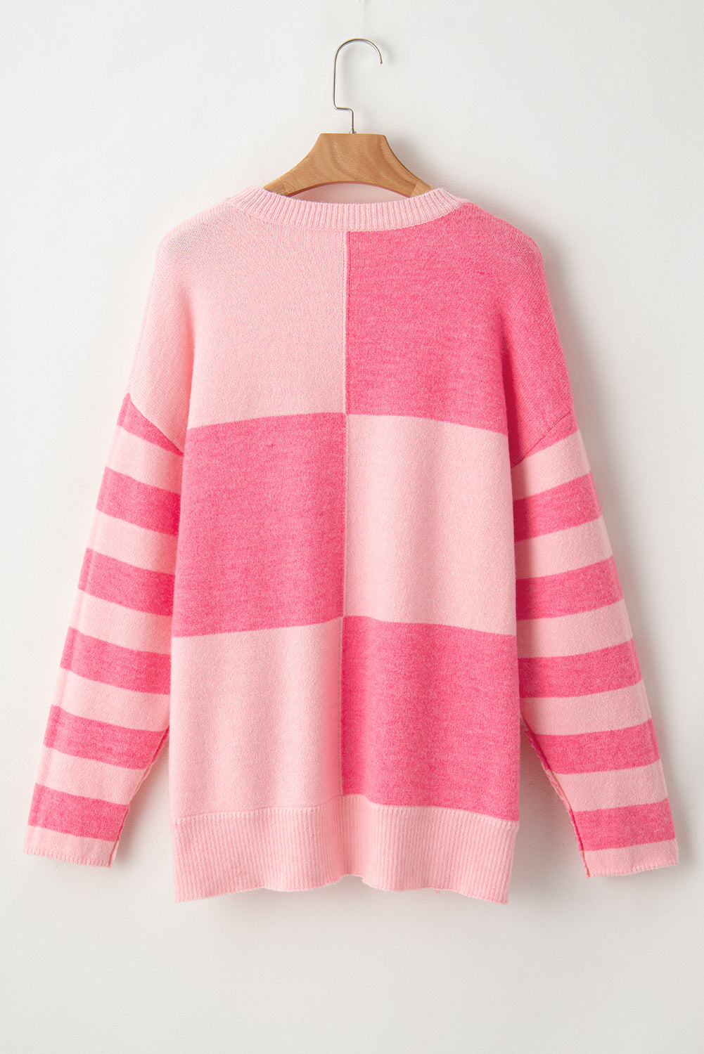 Rosa karierter, gestreifter, hochgeschlossener pullover mit farbblockmuster