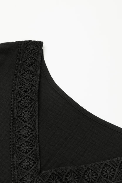 Schwarzes gefaltetes minikleid mit kurzen ärmeln und v-ausschnitt