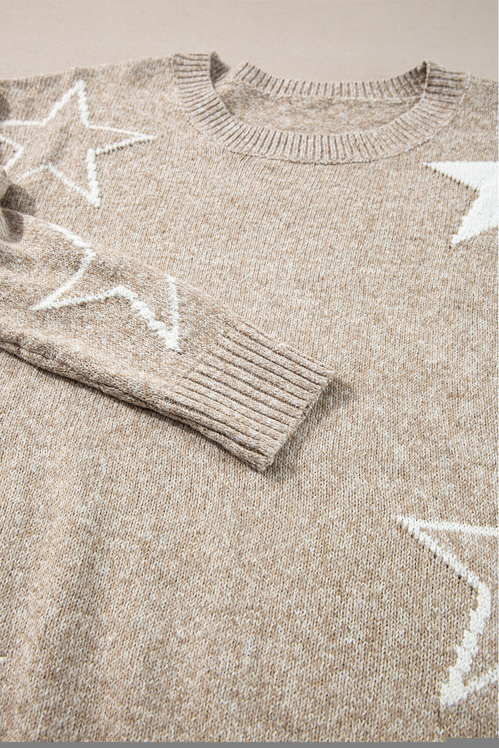 Khakifarbener pullover mit sternchenmuster und tropfenschulter