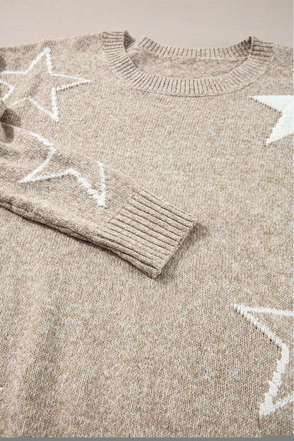 Khakifarbener pullover mit sternchenmuster und tropfenschulter